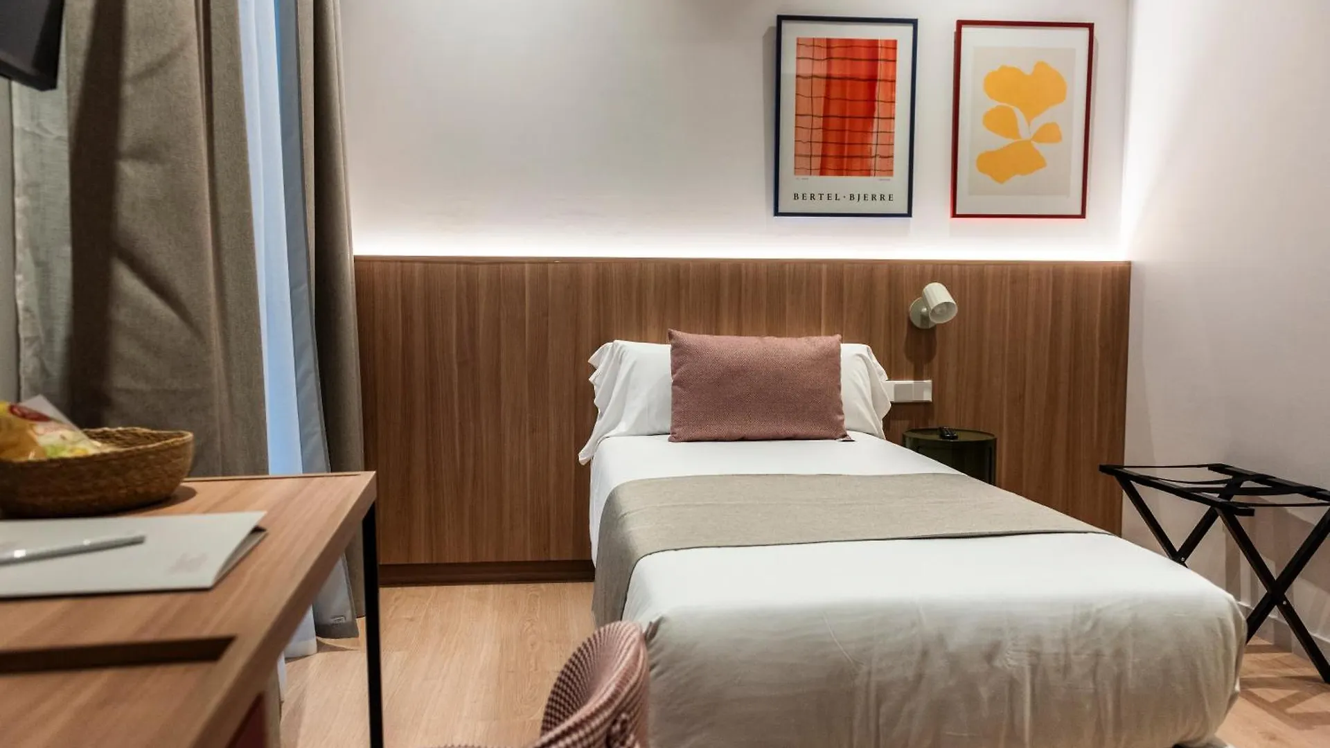 Hotel California Barcelona 3*,  Spain